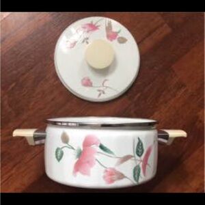 Mikasa "Silk Flowers" Fire and Ice 2.5 quart Floral Enamel Cookware with Lid